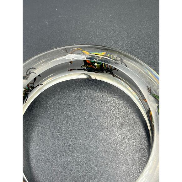 Vintage 1960s Clear Lucite Green Iridescent Beetle Weevil Bangle Bracelet - Picture 4 of 12